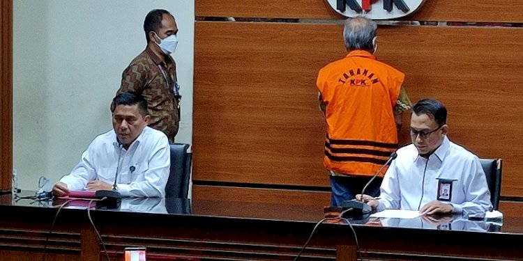 KPK saat memberikan keterangan pers terkait dugaan suap Bupati Koltim. (Istimewa/rmolsumsel.id)
