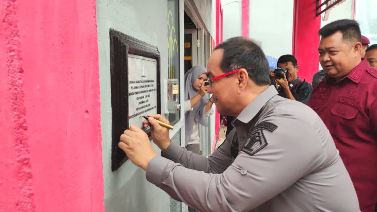 Kakanwil Kemenkumham Sumsel, Ilham Djaya menandatangani prasasti peresmian Ruang Pelayanan Terpadu Satu Pintu (PTSP) Lembaga Pemasyarakatan Kelas IIB Muara Enim. (ist/rmolsumsel.id) 