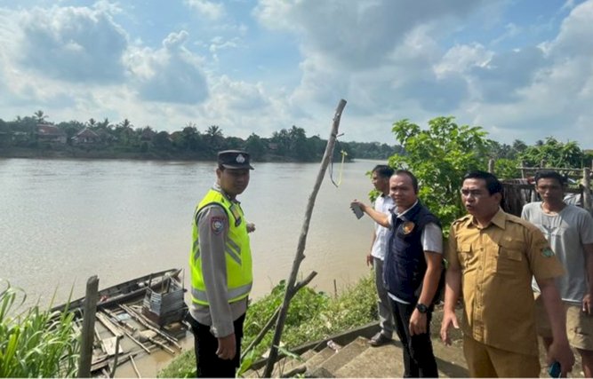 Petugas mendatangi lokasi tempat petani hanyut terseret arus sungai/ist