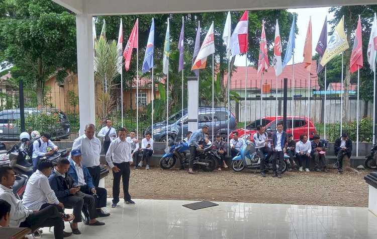 Para peserta rekrutmen yang menunggu test wawancara di KPUD Pagar Alam/Foto: Taufik