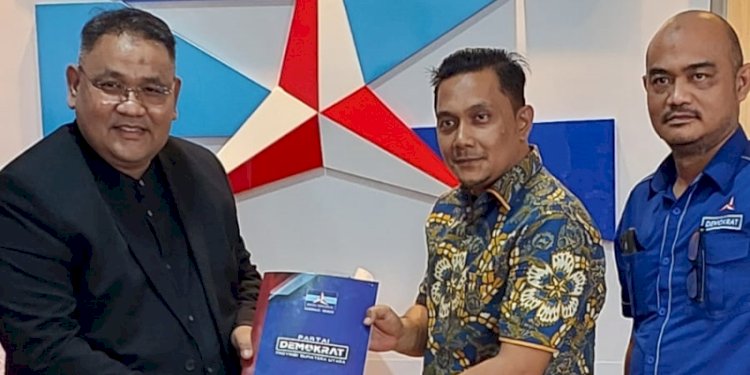 Ketua Umum Jaringan Media Siber Indonesia (JMSI) Teguh Santosa mengambil formulir calon gubernur Sumatera Utara (Sumut) di Sekretariat DPD Partai Demokrat Sumut/RMOL