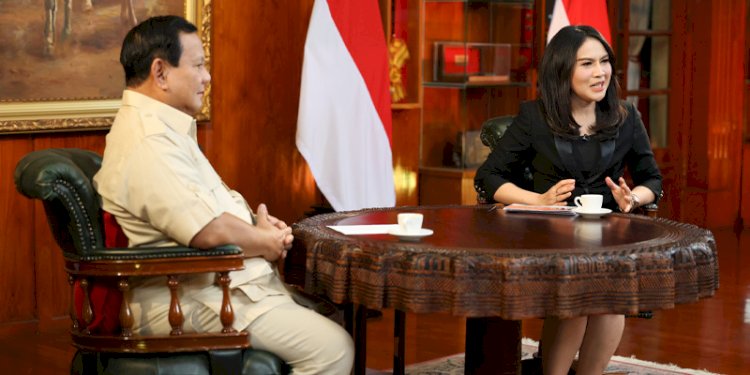 Prabowo Subianto bersama presenter salah satu televisi swasta/Ist