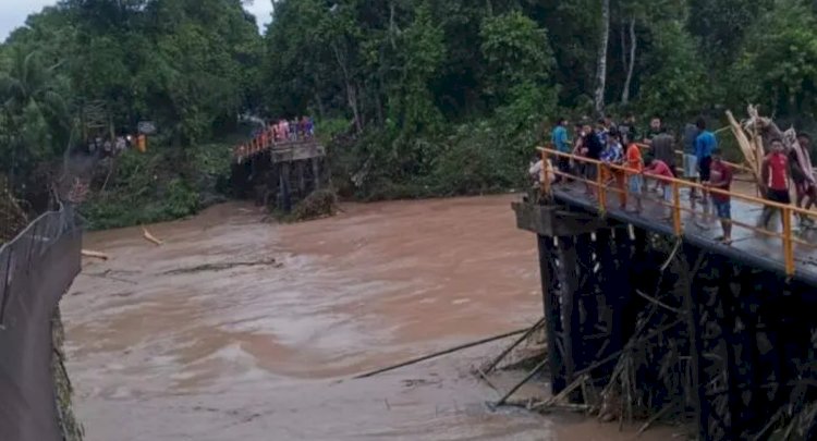 Jembatan yang menghubungkan antar desa putus akibat diterjang arus Sungai Lengkayap/ist