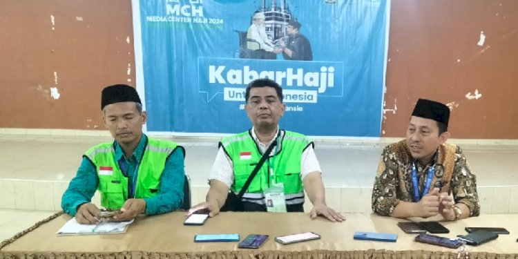 Petugas memberikan penjelasan terkait delay penerbangan jamaah calon haji Embarkasi Medan/Ist