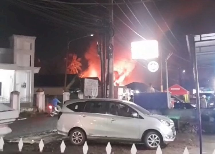 Kobaran api melahap bangunan asrama TNI AD Ajendam II Sriwijaya Sekojo Palembang. (ist/rmolsumsel.id) 