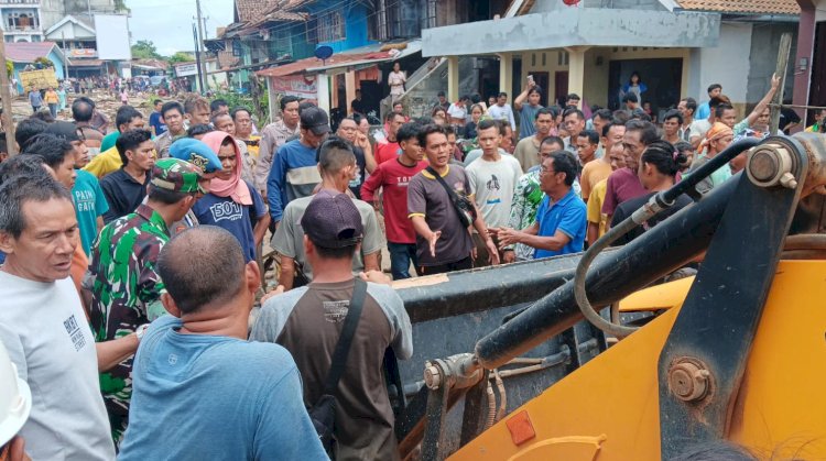 Ratusan warga yang berada di Desa Ulak Pandan  Kecamatan Semidang Aji, Kabupaten OKU memblokir akses Jalan Lintas Sumatera/ist