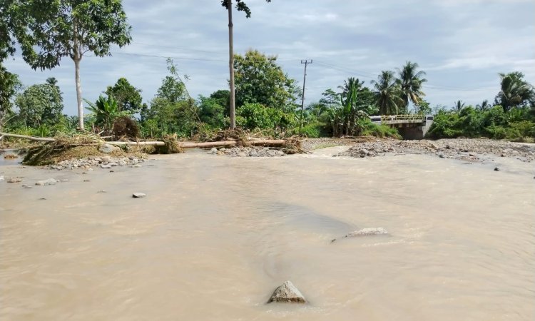 Sungai Kedaung di Kota Agung meluap dan mengakibatkan kebun warga menjadi rusak/ist