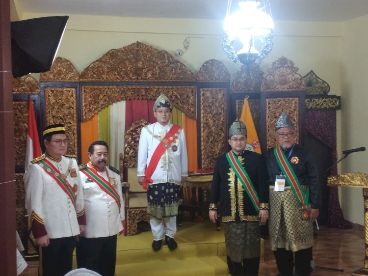 Sultan Palembang memberikan penghargaan kepada sejumlah tokoh. (ist/rmolsumsel.id)