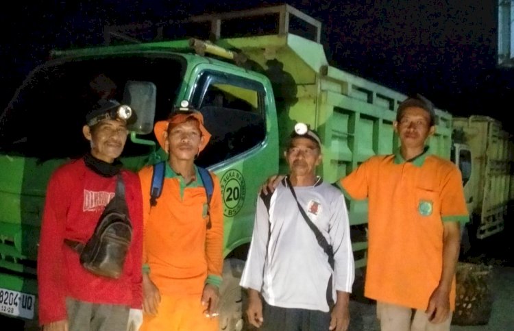 Pihak Kecamatan Sungai Lilil menyewa lima unit truk untuk membersihkan sampah tersebut/ist
