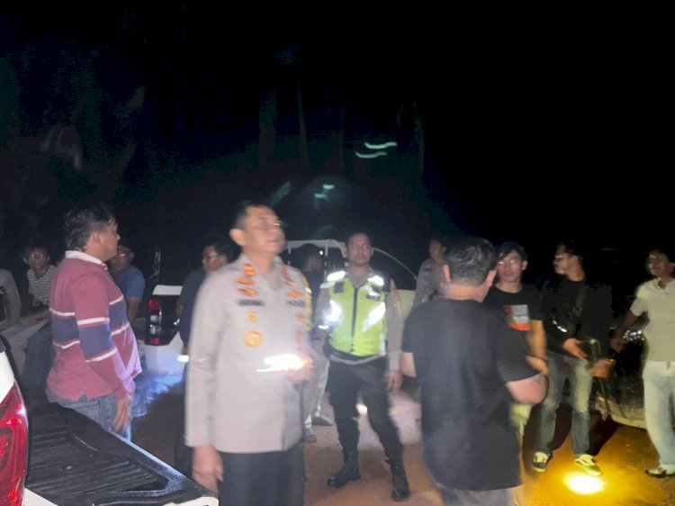 Polisi melakukan olah TKP Desa Sungai Sodong Kecamatan Mesuji, Kabupaten Ogan Komering Ilir (OKI), Sumatera Selatan yang merupakan tempat lokasi penembakan. (Handout)