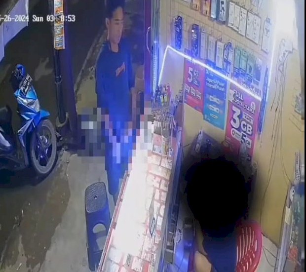  Tangkapan layar video viral pria di Palembang menunjukan alat kelamin kepada wanita penjaga toko ponsel atau konter HP. (Handout)