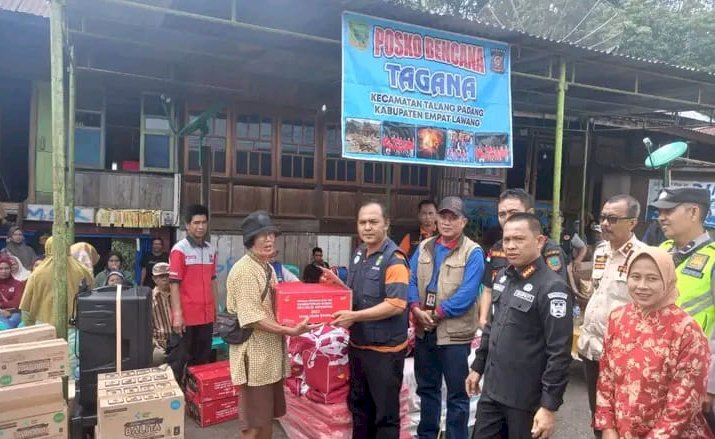 Pj Bupati Empat Lawang Fauzan Khoiri menyalurkan bantuan korban banjir Sungai Musi di Kecamatan Talang Padang/ist