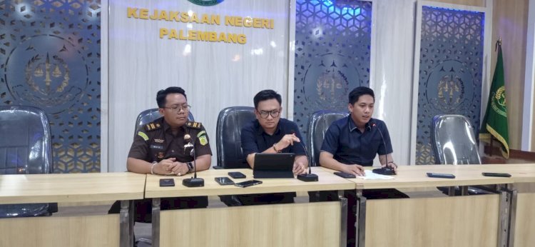 Kasi Pidsus Kejari Palembang didampingi tim Intelijen melakukan rilis penetapan tersangka kasus pembangunan gedung guest house UIN Raden Fatah Palembang /ist