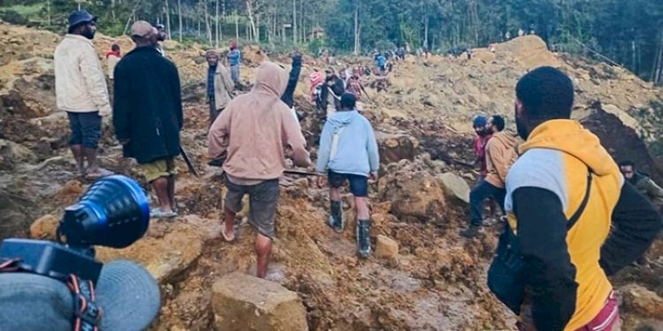 Potongan gambar dari video di media sosial yang menunjukkan penduduk setempat mengeluarkan jenazah yang terkubur di bawah batu dan pohon di desa terpencil Kaokalam di provinsi Enga, Papua Nugini, pada Jumat, 24 Mei 2024/Net